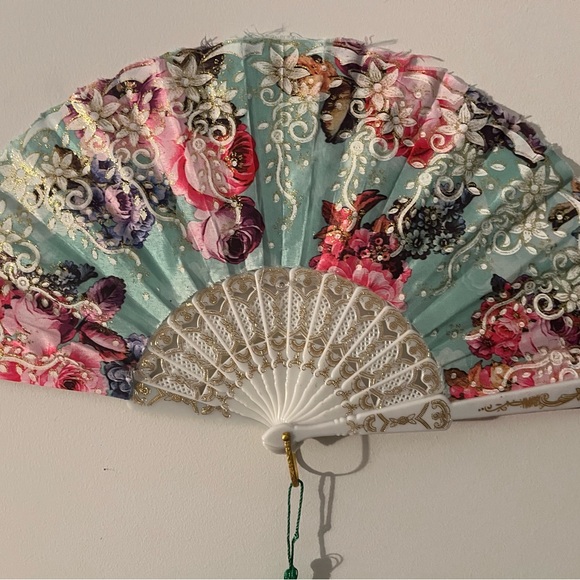 Always Have your fans on style 🪭🪭🪭 for 5️⃣ - Picture 3 of 13